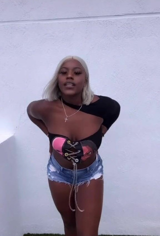 Skaibeauty (@skaibeauty) #cleavage  #crop top  #bouncing boobs  #shorts  #booty dancing  «MAY... I Dc: @nexttojer»