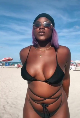 Skaibeauty (@skaibeauty) #cleavage  #bikini  #black bikini  #belly button piercing  #bouncing boobs  #beach  «People were watching me so I got...»