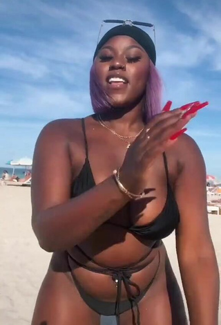 Skaibeauty (@skaibeauty) #cleavage  #bikini  #black bikini  #bouncing boobs  #belly button piercing  #beach  «I guess the beach is my thing...»