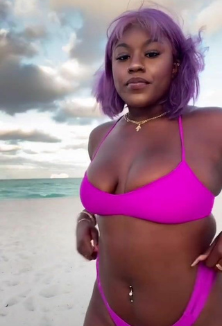 Skaibeauty (@skaibeauty) #cleavage  #bikini  #pink bikini  #bouncing boobs  #booty shaking  #belly button piercing  #beach  «lmfao.. I indeed did not body...»