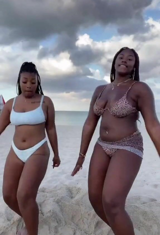 Skaibeauty (@skaibeauty) #cleavage  #bikini  #belly button piercing  #bouncing boobs  #booty dancing  #beach  «Dc: @itsweezhoe || @keke.janajah»