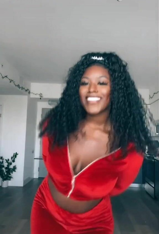 Skaibeauty (@skaibeauty) #cleavage  #crop top  #red crop top  #bouncing boobs  «Y’all hit this & tag me...»