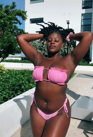 Skaibeauty (@skaibeauty) #cleavage  #bikini  #pink bikini  #bouncing boobs  #booty dancing  #belly button piercing  «Dc @arri.arii || mhm»