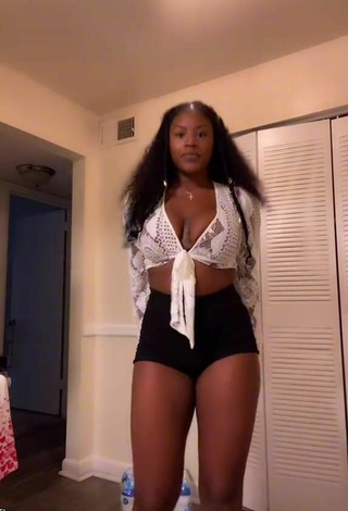 Skaibeauty (@skaibeauty) #cleavage  #crop top  #tight shorts  #booty dancing  «#fyp»