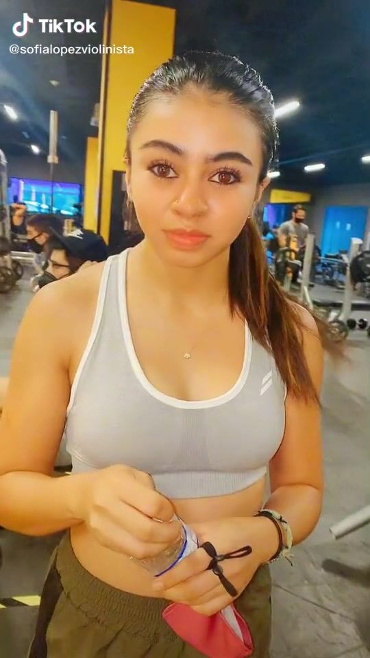 Sofia Lopez (@sofialopezviolinista) #cleavage #sport bra #grey sport ...