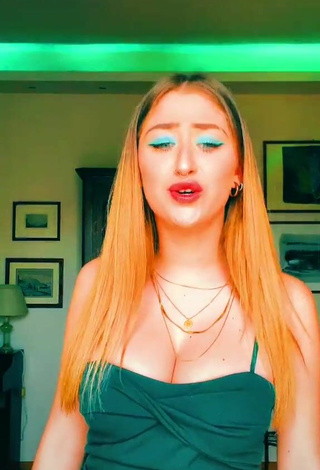 Sofia Sembiante (@sofiasembiante) #cleavage  #dress  #green dress  #bouncing boobs  «1 MILIONE MI BATTE IL CUORE A MILLE»
