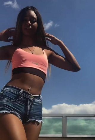 Sarah Geovana (@sousarahgeovana) #cleavage  #crop top  #shorts  #belly button piercing  #booty dancing 