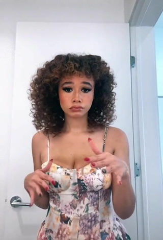 Talia Jackson (@taliajackson) #cleavage  #dress  #bouncing boobs  «this remix is what it feels like...»