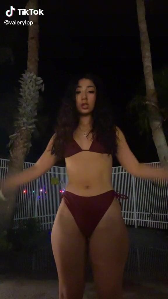 Valery Lopez (@valerylpp) #cleavage #bikini #purple bikini «Pinche