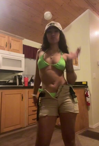 Valery Lopez (@valerylpp) #cleavage  #bikini  #green bikini  #shorts  #booty dancing  «Tik tok please don’t take this down»