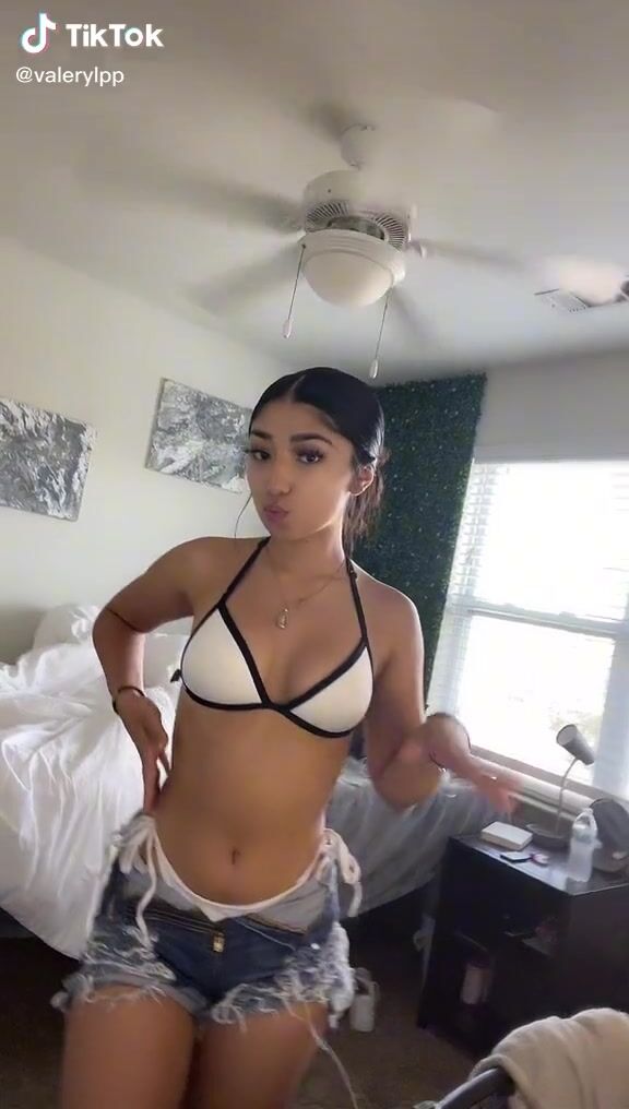 Valery Lopez (@valerylpp) #cleavage #bikini top #shorts... «Lol» yephot