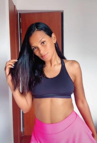 Yeimy Paola Vargas (@yeimypaolav) #cleavage  #sport bra  #black sport bra  #skirt  #booty dancing  «Yo tratando de hacer estos...»