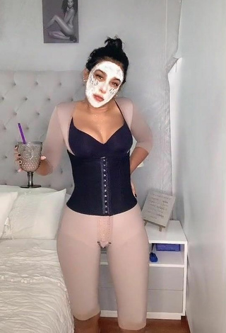 Yeimy Paola Vargas (@yeimypaolav) #cleavage  #corset  #black corset  #leggings  #booty dancing  «Me opere me quite un poquito no...»