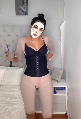 Yeimy Paola Vargas (@yeimypaolav) #cleavage #corset #black corset #leggings #booty dancing «Me opere me quite un poquito no...»