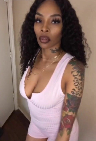 Diandra (@__theoriginaldeafbae) #cleavage  #bodysuit  #pink bodysuit  #tattooed body  #bouncing boobs  «My video took down FOR NO REASON...»