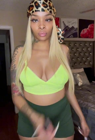 Diandra (@__theoriginaldeafbae) #cleavage  #crop top  #light green crop top  #bouncing boobs  #tattooed body  «Idc if y’all laugh cause I can’t...»