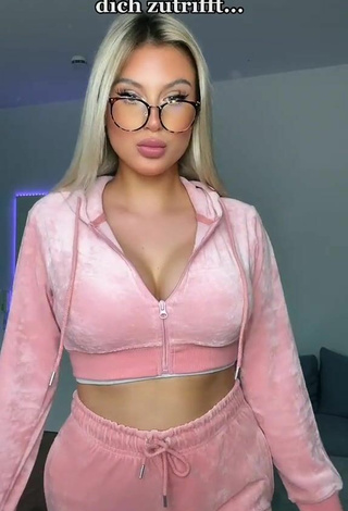 Antonia Rot (@antonia.rot) #cleavage  #crop top  #pink crop top  #big boobs  #booty dancing  «Yes I have folge noch bis 0:00...»