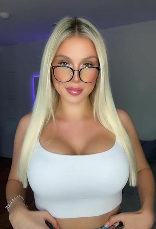 Antonia Rot (@antonia.rot) #cleavage  #crop top  #white crop top  #big boobs  «Was ist euch wichtiger folge...»