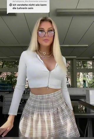 Antonia Rot (@antonia.rot) #cleavage  #crop top  #white crop top  #skirt  #big boobs  «@adriyanna_4ln antworten ‍♀️...»