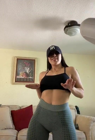 Mariel Araujo (@araujomariel123) #crop top  #black crop top  #leggings  #booty dancing  «Mejor no bailo ‍♀️»