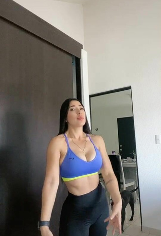 Mariel Araujo (@araujomariel123) #cleavage  #sport bra  #leggings  #booty dancing  «La noah siempre robando cámara...»