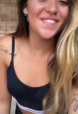 Carol Thome (@carolthome_) #cleavage  #crop top  #shorts  #bouncing boobs  #booty dancing  #tattooed body  «oi, to indo pra sp \u002F Apenas...»