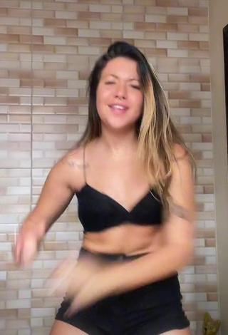 Carol Thome (@carolthome_) #cleavage  #crop top  #black crop top  #shorts  #booty shaking  #belly button piercing  #tattooed body  «depois faço um melhor...»