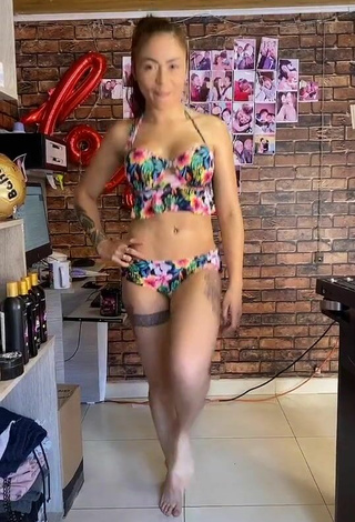 Daneidy Barrera Rojas (@epa_colombia1) #cleavage  #bikini  #floral bikini  #booty shaking  #belly button piercing  #tattooed body  «Aprendiendo a bailar jajaja»
