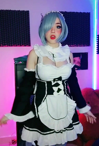 Itsmidna (@itsmidna) #cleavage  #dress  #bouncing boobs  #cosplay  «Aquí haciendo este bailecito...»