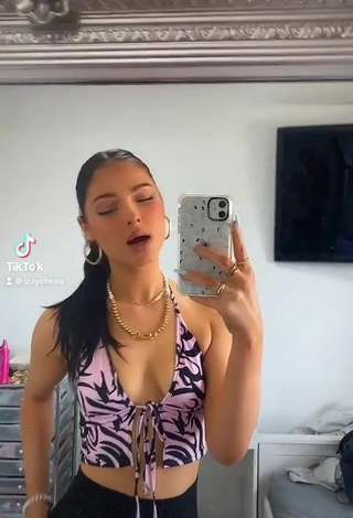 Izzy Shea (@izzysheaa) #cleavage  #crop top  «Printed clothes all summer  use...»