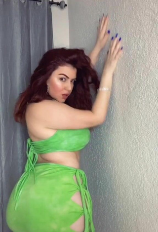Jane Rocci (@jane_rocci_official) #cleavage  #crop top  #green crop top  #skirt  #big boobs  #big butt  #booty dancing 