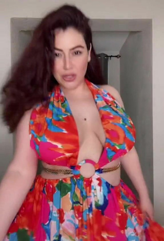 Jane Rocci (@jane_rocci_official) #cleavage  #dress  #big boobs  #bouncing boobs 