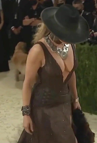 JLo (@jlo.snap) #cleavage  #dress  #brown dress  «Met Gala 2021 ✨ Theme : American...»