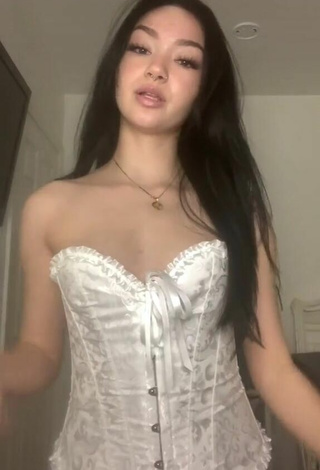 Kailey Amora (@kaileyamora) #cleavage  #corset  #white corset  «I’m so happy corsets are in...»