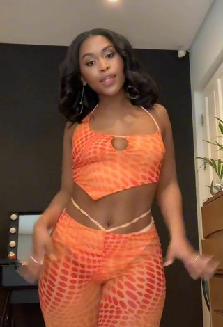 Lluvia Faye (@king_lluvia) #cleavage  #crop top  #orange crop top  #booty dancing  #big butt 
