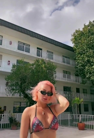 Leslieshawoficial (@leslieshawoficial) #cleavage  #bikini  #tattooed body  #swimming pool  «Corvette...»