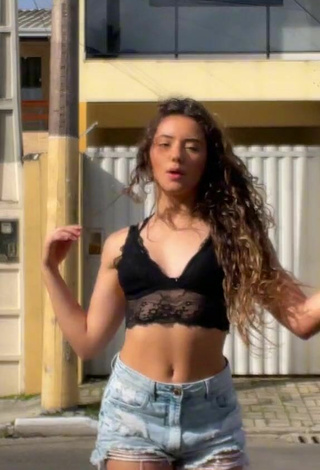 Leticia Pinotti (@leticiapinottii) #cleavage  #crop top  #black crop top  #lace crop top  #shorts  #booty dancing  «Alguém pra dançar essa comigo❤️...»