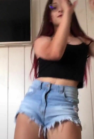 Luane Pereira (@luanepereira) #cleavage  #crop top  #black crop top  #shorts  #booty dancing  «é até q foi...»