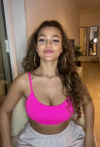 Jeje Lopes (@missllopes) #cleavage  #crop top  #pink crop top  «Euer peinlichstes Erlebnis beim...»