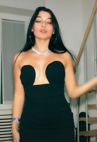 Sofia Crisafulli (@sofiacrisafulli) #cleavage  #dress  #black dress  «cosa fai sta sera vieni»
