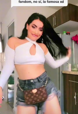 Sara Marti (@soysara.marti) #cleavage  #crop top  #grey crop top  #shorts  #booty dancing 