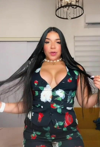 Stephyy (@stephyygp) #cleavage  #bouncing boobs 