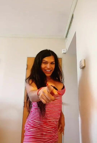 Soy Wendy Guevara (@wendyvenegas44) #cleavage  #dress  #striped dress  #booty dancing  «#colorit»