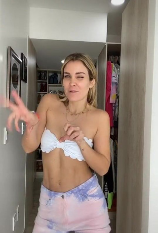 Veronica Montes (@_veronicamontes) #cleavage  #tube top  #white tube top  #tattooed body  #booty dancing  «Empezando el día con este remix✨»