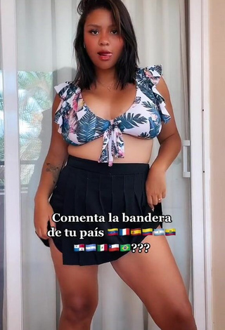 Adelaida Tassoni (@adelaidagonet) #cleavage  #bikini top  #big boobs  #bouncing boobs  #skirt  #booty dancing  #tattooed body  «Comenta la bandera de tu país ⬇️...»