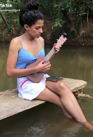 Alessandra Araujo (@alessandraaraujoof) #cleavage  #legs  «Aprendendo ukulele #musica...»