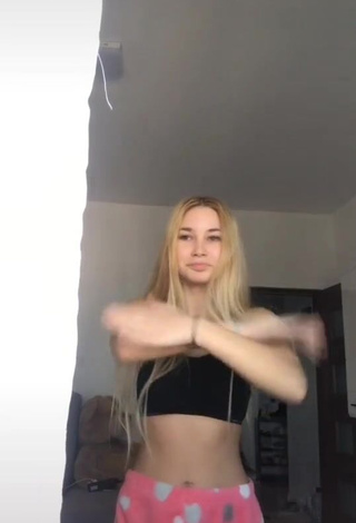 Alexa (@alexapflorentina) #crop top  #black crop top  #booty dancing  «Un video random ca acum m am...»
