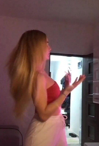 Alexa (@alexapflorentina) #cleavage  #tube top  #red tube top  #booty shaking 