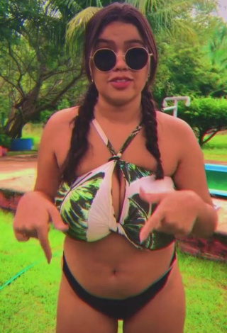 Allana Vasconcelos (@allanamartins_) #bikini  #big boobs  #butt  #booty shaking  «Versão não tenho namorada pra...»