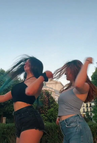 Amaia Amunarriz (@amaiaamunarriz) #crop top  #booty dancing  «Esto es demasiado top @martiibu...»